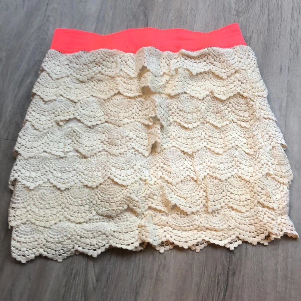 Pink and cream laced skirt - Picture 4 of 6